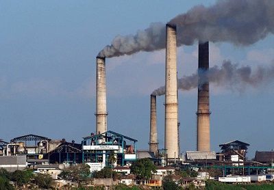 Inversión de dinero en industrias o plantaciones de los países latinoamericanos, a través de poderosas compañías como hicieron en los ing...