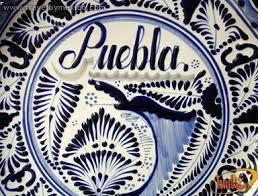 talavera: Cerámica propia de la zona de Puebla, elaborada con barro y conformada por un cuerpo cerámico recubierto con vidriado estannífe...
