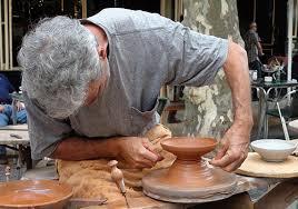 artesano: Persona que ejercita un arte u oficio meramente mecánico.