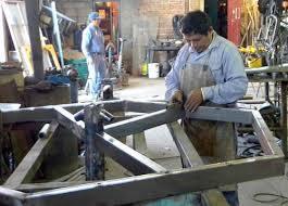 herrería: Taller en que se funde o forja y se labra el hierro en grueso.