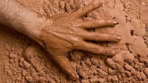 barro: Masa que resulta de la mezcla de tierra y agua.