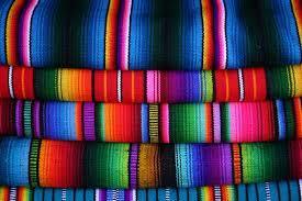 zarape: Manta de lana o algodón, generalmente con franjas de colores vivos y a veces con una abertura en el centro para la cabeza, que se...