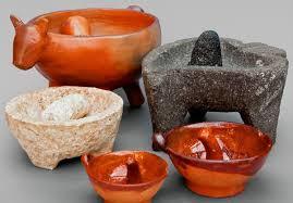 molcajete: Mortero grande de piedra o de barro cocido, con tres pies cortos y resistentes, que se usa para preparar salsas.