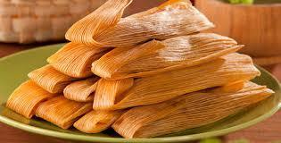 tamal: Especie de empanada de masa de harina de maíz, envuelta en hojas de plátano o de la mazorca del maíz, y cocida al vapor o en el ho...