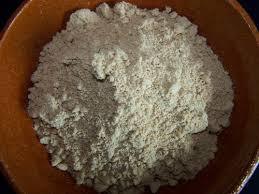 pinole: Harina de maíz tostado, a veces endulzada y mezclada con cacao, canela o anís.