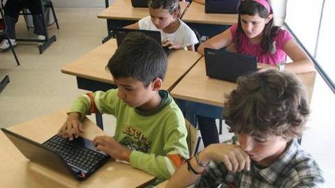 Escuelas del Futuro El alumno como centro del proceso Un proceso activo. Basado en la construcción del "saber". Un proceso natural, perso...