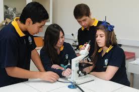 Temas fundamentales con y para los educandos de educación media Fundamentalmente, la Transformación Curricular propone el mejoramiento de...