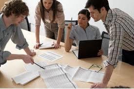 CURRICULUM SELECTIVO Lo que supone que cuando hay que tomar decisiones acerca de objetivos y contenidos el equipo, tarda y debate sobre l...