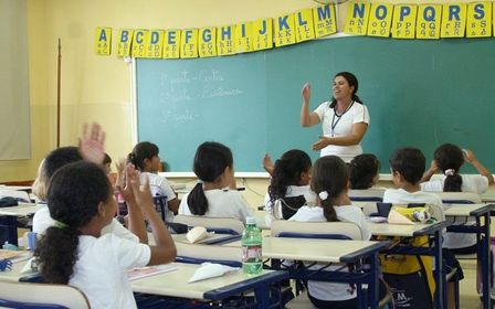 "TIPOS DE EDUCACIÓN" * FORMAL: Es aquella que se adquiere de forma metodológica, el mejor y más claro ejemplo de la educación formal es l...