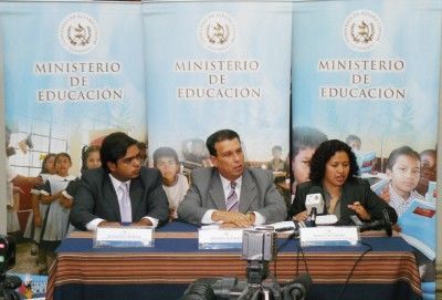 "SISTEMA EDUCATIVO GUATEMALTECO" Es el conjunto de elementos, procesos y sujetos a través de los cuales se desarrolla la educación, de ac...