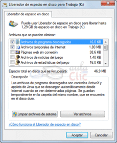 Accedemos desde el menú Inicio > Todos los programas > Accesorios > Herramientas del sistema > Liberador de espacio en disco....
