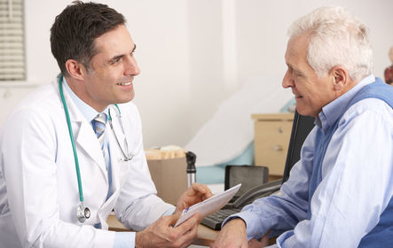 FISIATRA Un médico que evalúa y trata a los pacientes de rehabilitación. El fisiatra es generalmente el director del equipo y es el respo...