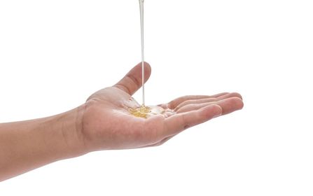 2)Deposite en la palma de la mano una cantidad de jabón suficiente para cubrir toda la superficie de la mano.
