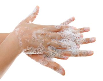 4)Frota la palma derecha contra el dorso de la mano izquierda. Procura entrelazar los dedos para lavar entre ellos. Repite el procedimien...