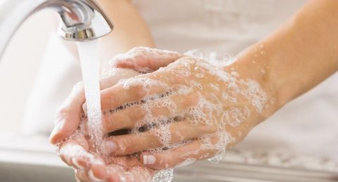 7)Enjuaga tus manos con agua.