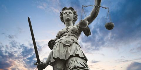 Neoconstitucionalismo Ideológico:plantea la obligación de obedecer la Constitución y, en caso de que no suceda así, estudia los mecanismo...