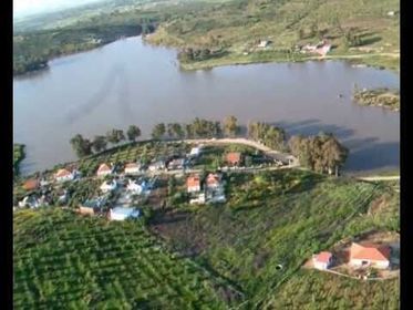 Charca: Acumulación pequeña de agua estancada.