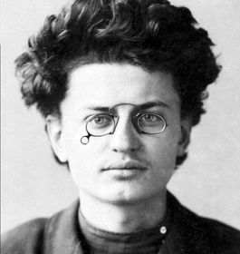 Alla fine della lotta per la successione alla guida del partito comunista , le idee di Stalin ebbero la meglio .