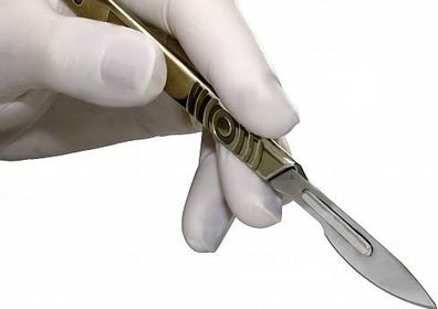 Instrumento en forma de cuchillo pequeño, de hoja fija en un mango metálico, que sirve para hacer incisiones en tejidos blandos.
