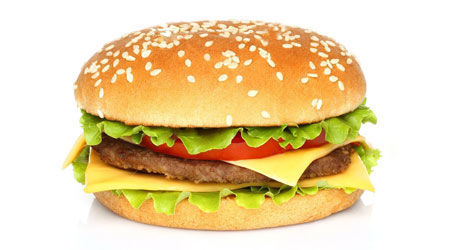 El come una hamburguesa