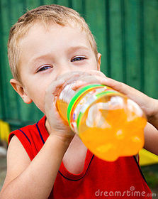 El bebe un refresco