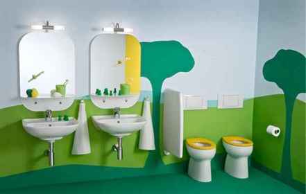 El baño de niños es verde