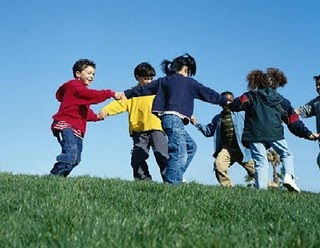 Los niños salen a jugar