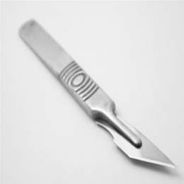 Instrumento en forma de cuchillo pequeño, de hoja fija en un mango metálico, que sirve para hacer incisiones en tejidos blandos.