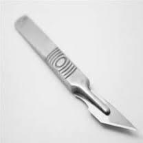 Instrumento en forma de cuchillo pequeño, de hoja fija en un mango metálico, que sirve para hacer incisiones en tejidos blandos.