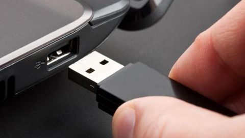 Los estudiantes deben almacenar correctamente su información y hacerlo únicamente en su memoria USB.