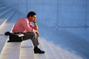 QUANDO ACONTECE O DESEMPREGO TECNOLÓGICO? Acontece quando as empresas colocam maquinas nos lugares dos humanos, para aumentar a produção ...