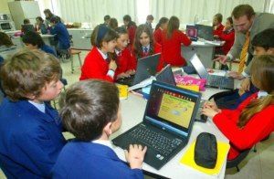 PRIMER TIPO DE MODELO DE EQUIPAMIENTO Es donde cada alumno trabaja con su computadora de manera individual. Una de las ventajas más desta...