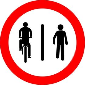 Ciclistas à esquerda, pedestres à direita