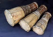 Batá Instrumento de percusión Un tambor Batá es un tambor de doble parche, tallado en madera con forma de reloj de arena con un cono más ...