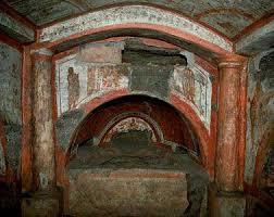 una tumba típica de los siglos III y IV, es un nicho grande con un arco encima. La lápida de mármol se ponía horizontalmente. Generalment...