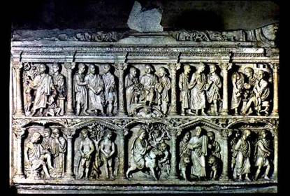 Es un sepulcro de piedra o de mármol, ordinariamente adornado con esculturas en relieve o con inscripciones.
