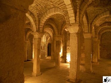 Es una tumba excavada en el suelo de las criptas, de los cubículos o de las galerías. Numerosas formas se encuentran junto a las tumbas d...