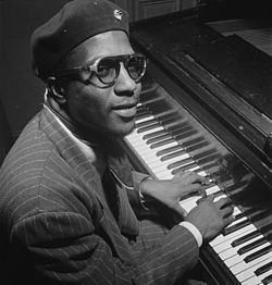 Thelonious Sphere Monk (1917-1982) - Nacionalidad: Estados Unidos - Estilo: Jazz, bebop, hard bop - Instrumentos: Piano https://www.youtu...