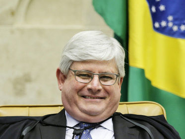 XI - atuar, como procurador ou intermediário, junto a repartições públicas, salvo quando se tratar de benefícios previdenciários ou assis...