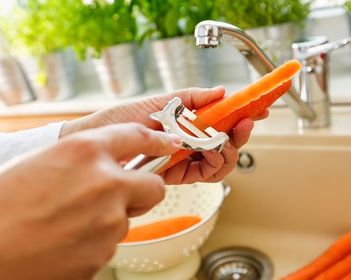 DE MANERA MANUAL: con cuchillos u objetos modificados similares a estos