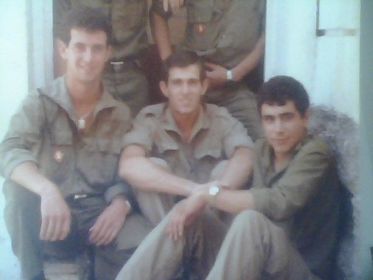 1980: Va a la mili, exèrcit de terra. Campament a Córdoba (21 anys) Acaba la mili l'any 1981 (22 anys)