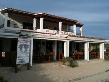 1976(17 Anys): Treballa al bar La Cucaracha, ara anomenat Real Playa