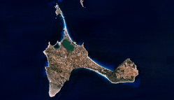 2006(29 Años): Ella y sus dos hijos viajan a Formentera, donde estaba viviendo su marido en ese tiempo. También, los chicos empezaron a e...