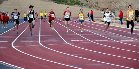 2014(14 Anys): Deixa el tennis per dedicar-se a l'atletisme i va aconseguir el seu desitjat ordenador. A l'octubre marxa a viure amb el s...