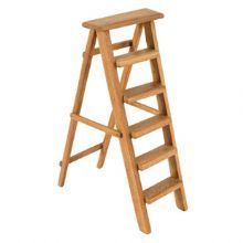 En Espanhol ´´escalera´´,relación con la palabras escalones y sirve para subir.