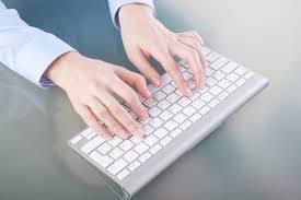 LAS MANOS EN EL TECLADO