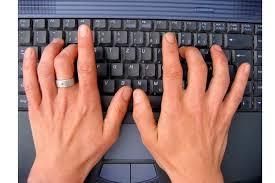 9.- Las manos. las manos relajadas, muñecas apoyadas en el teclado.