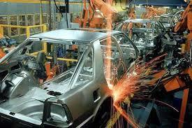 APLICACIÓN. En la industria automotriz, los automóviles se arman, pintan y son probados por maquinas controladas por medios informáticos.
