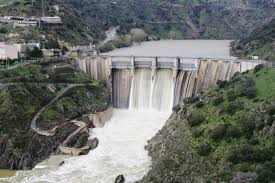 La acción humana: realiza obas para el abastecimiento de agua, suministro eléctrico y la regularización del caudal, es decir, modifican l...