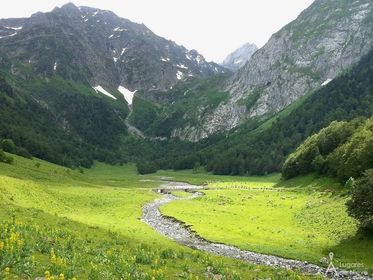 Valle: Son terrenos situados entres montañas